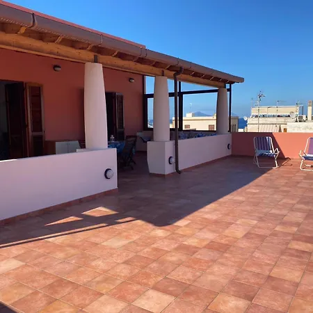 Casa Con Ampia Terrazza Vista Mare Fronte