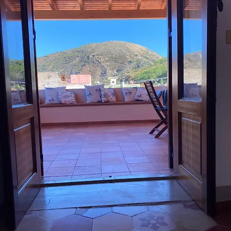 Casa Con Ampia Terrazza Vista Mare Fronte * Canneto (Lipari)